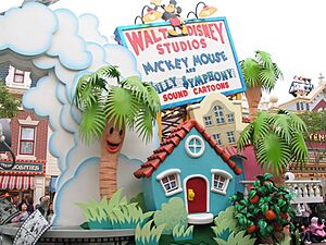 Archivo:HK Disneyland parade 2 by Dave Q