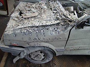 Archivo:Haifa car damaged by shrapnel July 17 2006