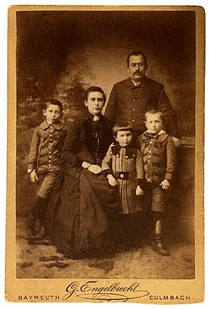 Archivo:Hans Wilsdorf, Founder Of Rolex with parents and siblings 1887