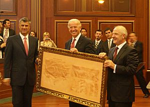 Archivo:Hashim Thaci Joe Biden Fatmir Sejdiu with Declaration of Independence of Kosovo