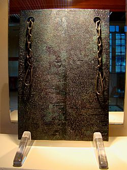 Archivo:Hattusa Bronze Tablet Cuneiform