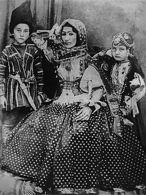 Archivo:Hurshidbanu Natavan with her children