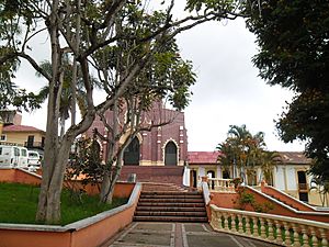 Archivo:Iglesia de Icononzo. vista frontal distante