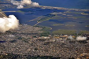Archivo:Jamaica Bay aerial from NW 01 - white balanced (9457234768)