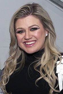 Kelly Clarkson 2018 DoD Warrior Games Opening Ceremony 14 - Cropped 01.jpg