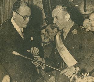 Archivo:Lonardi con banda presidencial y bastón en mando