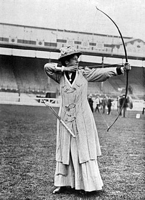Archivo:Lottie Dod, vice-championne olympique de tir à l'arc en 1908