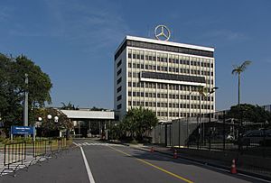Archivo:Mercedes-Benz Brazil Central Office (2012)