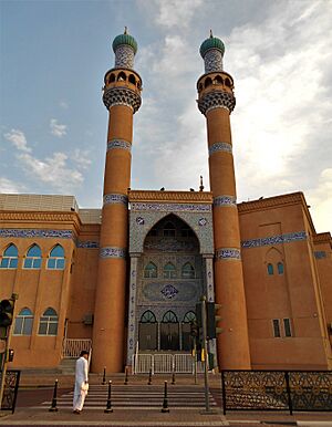 Archivo:Mezquita de Al Zahra´a, ubicada sobre la Corniche (costanera) de Sharjah