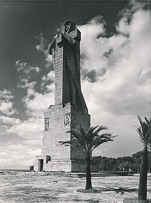 Archivo:Monumento a Colón en Puntal del Sebo. Huelva (23724455961)