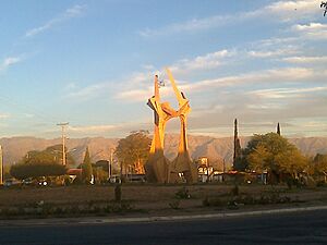 Archivo:Monumento de entrada Villa Dolores