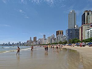 Archivo:Orla da Praia Central, Balneário Camboriú SC