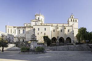 Archivo:Santander Cathedral 2021 - exterior panoramic
