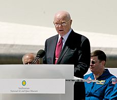 Archivo:Senator John Glenn at Space Shuttle Discovery Transfer Ceremony