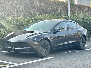 Archivo:Tesla Model 3 facelift 2023112701