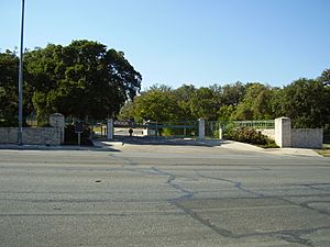 Archivo:Texas School for the Deaf main gate