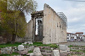 Archivo:The Temple of Augustus and Rome with the Res Gestae Divi Augusti ("Deeds of the Divine Augustus") inscribed on the walls of the cella, Ancyra, Ankara (Turkey) (26028202241)