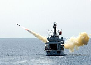 Archivo:US Navy 020612-N-9407M-518 British frigate HMS Richmond (F-239) launches an AGM-84A "Harpoon" missile