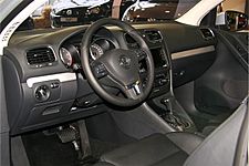 Archivo:VW Golf VI TSI am 2008-10-11 (Cockpit)