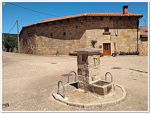 Archivo:Villavega de aguilar 16 - Fuente y casa con escudo