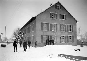 Archivo:Vor der Soldatenstube (Schule) in Courtételle - CH-BAR - 3241058