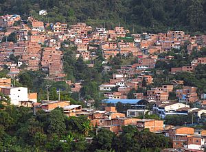 Archivo:2018 Medellín barrios La Sierra y Las Estancias