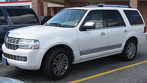 Archivo:3rd Lincoln Navigator -- 08-23-2010