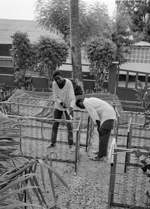 Archivo:ASC Leiden - Coutinho Collection - 27 09 - Ziguinchor hospital, Senegal - Cleaning the hospital and the hospital beds - 1973
