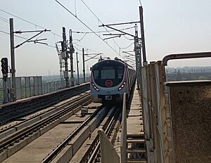 Archivo:A Hyundai-Rotem coach of Delhi Metro's Pink Line at Mayur Vihar-I metro station