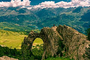 Archivo:Arco geotectonico de Piedrafita de Jaca (Huesca)