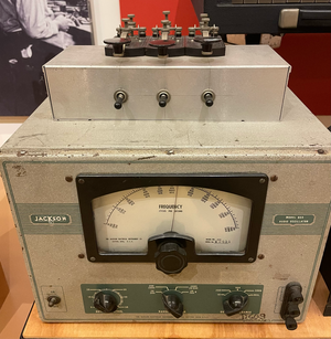 Archivo:Audio oscillators and controller by Ruth White