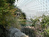 Archivo:Biosphere2 Inside big