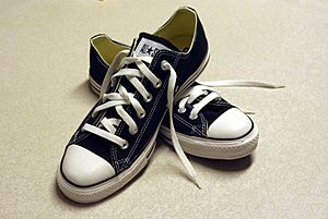 Archivo:Black Converse sneakers