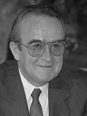 Archivo:Branko Mikulić (1988)