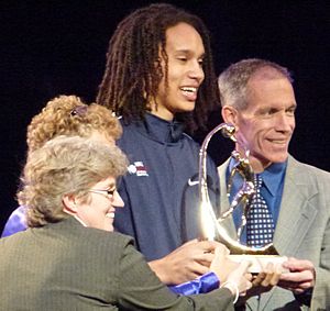 Archivo:Brittney Griner accepting Wade Trophy 2