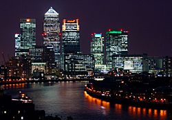 Archivo:Canary Wharf at night, from Shadwell cropped