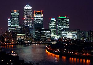 Archivo:Canary Wharf at night, from Shadwell cropped