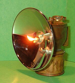 Archivo:Carbide lamp lit