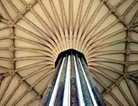 Archivo:Catedral de Wells - Columna sala capitular