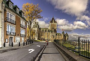 Archivo:Château Frontenac et Consulat général des États-Unis d'Amérique, Quebec ville, Canada 4