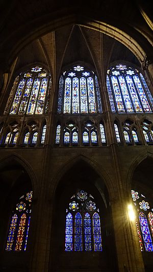 Archivo:Claristorio, triforio y ventanales bajos de la catedral de León.