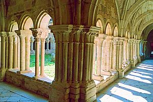 Archivo:Claustro del monasterio de Aguilar