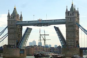 Archivo:Cmglee Tower Bridge tall ship