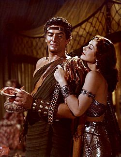 Archivo:Color photograph of Victor Mature and Hedy Lamarr as Samson and Delilah