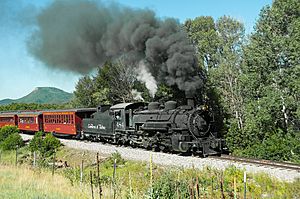 Archivo:Cumbres & Toltec Scenic Railroad excursion train headed by locomotive 484 in 2015