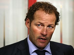Archivo:Danny Blind looking up