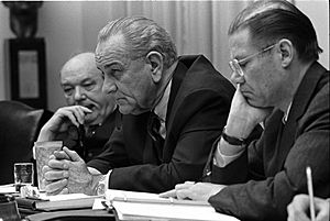 Archivo:Dean Rusk, Lyndon B. Johnson and Robert McNamara in Cabinet Room meeting February 1968