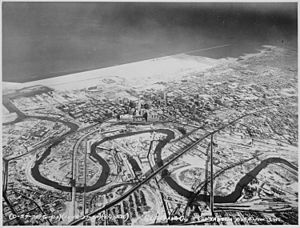 Archivo:Downtown Cleveland, Ohio, in winter, from the air, 12-1937 - NARA - 512842