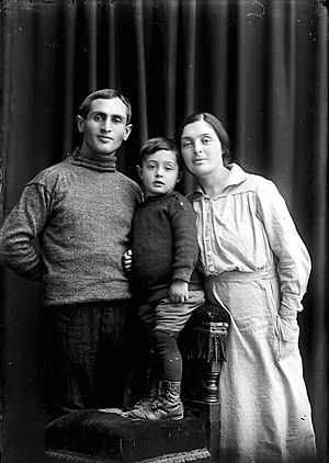 Archivo:Dvora, Shmuel and Moshe Dayan, 1918