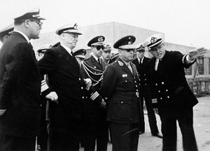 Archivo:El Vicealmirante Roque Saldías y el General Manuel A. Odría Presidente de la República (1948-1956).